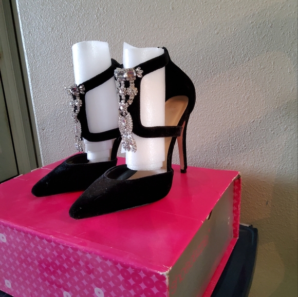 Black velvet pumps - Picture 2 of 3